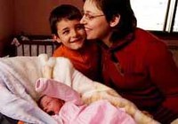 Un niño de 6 años asiste el parto de su madre