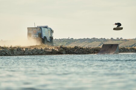 Deportes extremos, nivel: saltar 20 metros en wakeboard tirado por un enorme camión Kamaz del Dakar