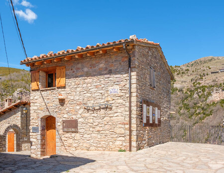 Viajes Turismo Espana Escapadas Pueblo Medieval Bonito Sin Turistas Montana Otono Autentico Tradicional