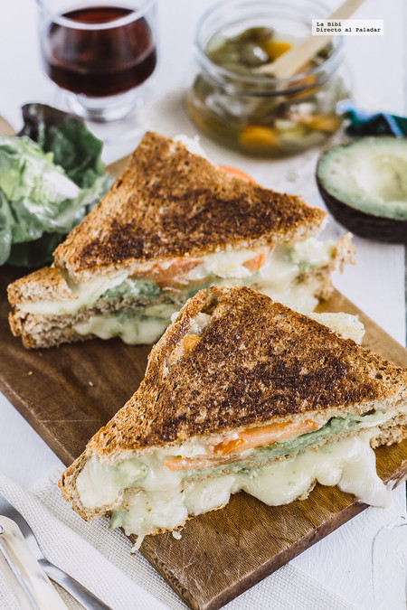 Sándwich de aguacate y queso Brie. Receta fácil y rápida