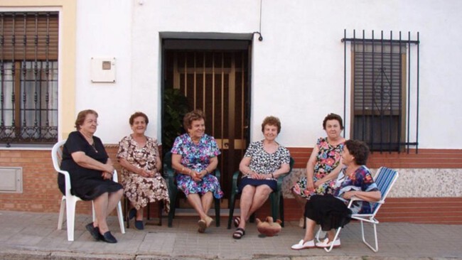 Vecinas en la calle