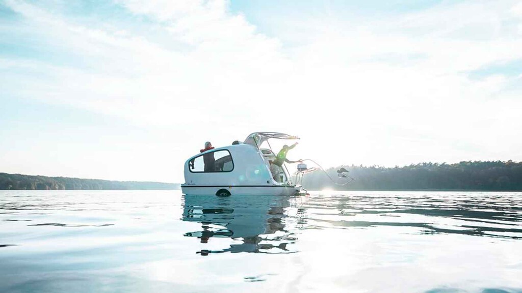 El glamping a otro nivel: en esta mini caravana anfibia puedes dormir anclado en un lago mientras ves las estrellas