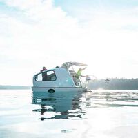 Ni caravana, ni barco. Este invento es un remolque camper anfibio con el que puedes dormir al raso en medio de un río o un lago