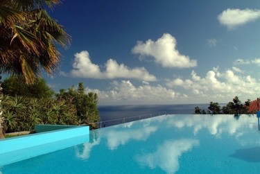 Una piscina que acaba en el mar en la Estalagem da Ponta do Sol en Madeira