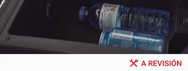 Me acabo de enterar de que muchos coches traen una “nevera” de serie. Está en la guantera y viene de perlas para mantener frías tus botellas y latas