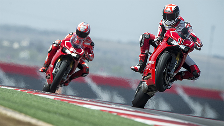 Ben Spies y Nicky Hayden exprimiendo la Ducati 1199 Panigale R en Austin, galería de fotos