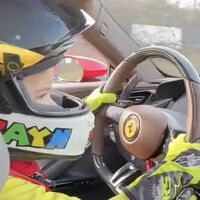 ¿Dejarías que tu hijo de 3 años condujera un Ferrari de 1.000 CV en un circuito? Si tiene las manos de este niño, quizá sí