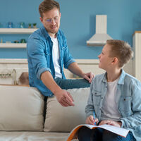 Tres errores habituales que cometemos al hablar a los adolescentes como si aún fueran niños 