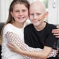 Un niño con cáncer encuentra en su hermana un donante compatible y viven juntos el momento del trasplante a través de Facetime