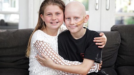Un niño con cáncer encuentra en su hermana un donante compatible y viven juntos el momento del trasplante a través de Facetime