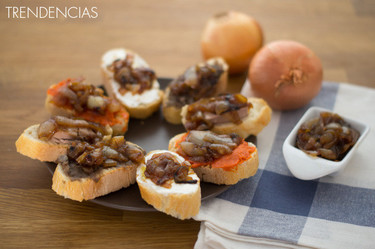 Montaditos variados con cebolla caramelizada. Receta