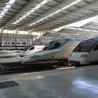 El tren sale al rescate del coche eléctrico con las ferrolineras de Adif: energía del tren a las baterías