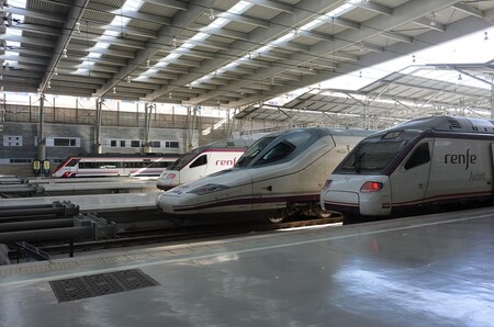 El tren sale al rescate del coche eléctrico con las ferrolineras de Adif: energía del tren a las baterías