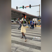 Salta por encima de las motos y golpea a los motoristas en la cabeza. El policía que se ha hecho viral por cumplir a rajatabla la ley 