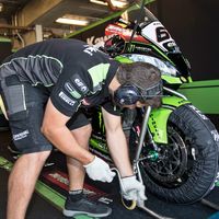 En cinco minutos: así se convierte una Kawasaki ZX-10R en una moto de Superbikes 