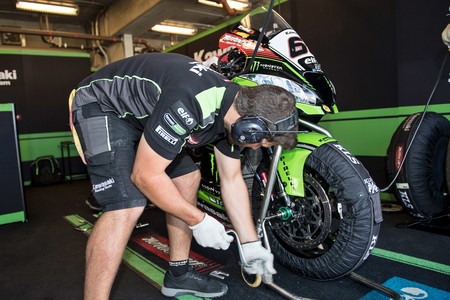 En cinco minutos: así se convierte una Kawasaki ZX-10R en una moto de Superbikes