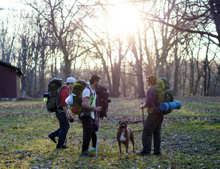 Unos excursionistas junto a su perro
