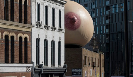 ¿Por qué hay una teta gigante en una azotea de un barrio londinense?