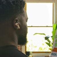 Un vídeo filtrado muestra en acción los nuevos AirPods con cámara de Apple