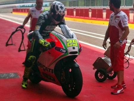 Los rumores colocan a Andrea Iannone en MotoGP para el 2013. No me extraña, con esos tiempos...