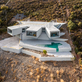 Sorprendente y única; así es esta casa en la sierra de Madrid que busca adaptarse a su difícil pero privilegiada ubicación 