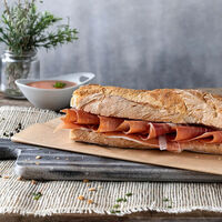 Carrefour reta a El Corte Inglés rebajando la pieza de 8 kilos que no es jamón ibérico de bellota, pero que vas a querer 