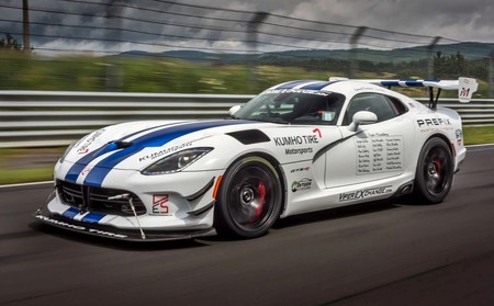 El Dodge Viper ACR marca finalmente un crono de 7'01''3 antes de estrellarse en el Nürburgring