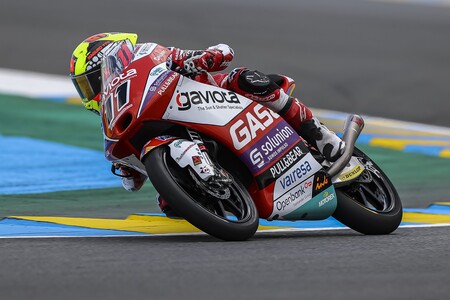 Sergio García se salva de la criba de la lluvia para darle a GasGas su primera victoria en el mundial de motos