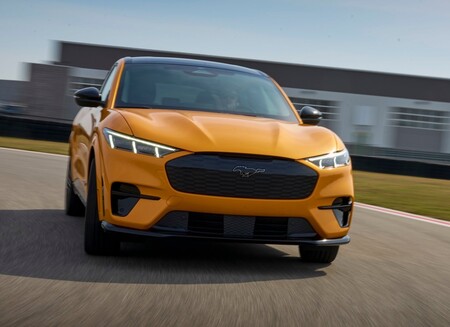 Ford crea fragancia inspirada en el Mustang Mach-E GT con ¿olor a gasolina?