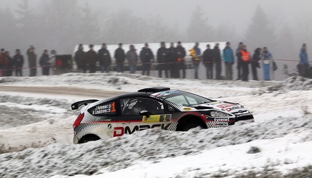 Jari Ketomaa impone la velocidad de su Ford Fiesta RRC para ganar
