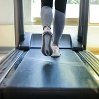 Entrena desde casa y sin excusas: esta cinta de correr con inclinación ocupa poco espacio, está rebajada y es la solución para estar activo