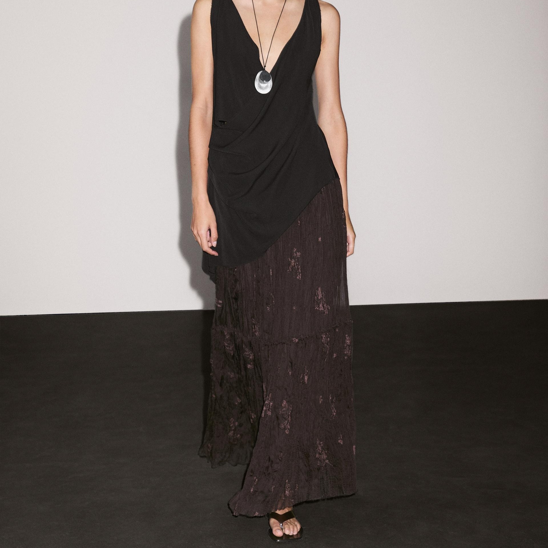 Falda larga plisada detalle bordado