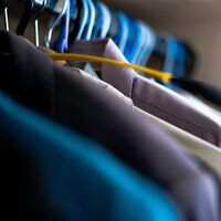 Menos de 16 euros cuesta esta camisa de Springfield que no vamos a dejar de usar en todo el verano 