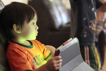Un estudio preliminar sugiere que más de dos horas frente a la pantalla al día afectaría al cerebro de los niños