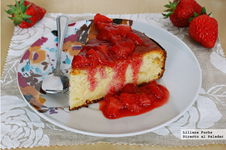 Pastel de queso ricotta y manzana con compota rápida de fresas. Receta