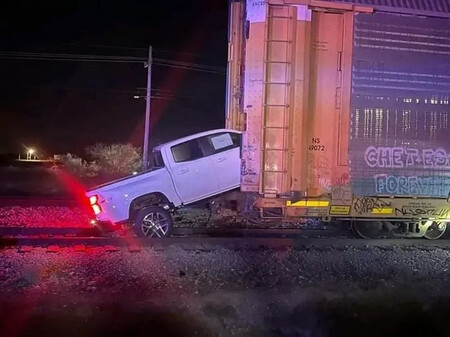 Chevy Silverado Roabdo Desde Un Tren 02