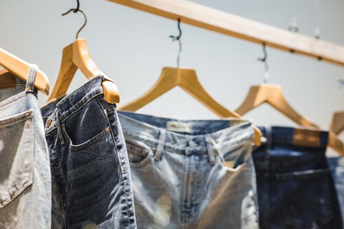 Dockers y Levi's a mitad de precio: El Corte Inglés está agotando decenas de pantalones con descuentos del 60%