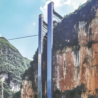 China construyó un "autobús escolar" vertical: un elevador de 288 metros para estudiantes que antes debían escalar para llegar a clases 