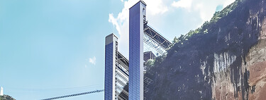 China construyó un "autobús escolar" vertical: un elevador de 288 metros para estudiantes que antes debían escalar para llegar a clases 