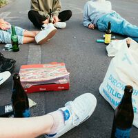 "Quem não bebe, é o estraga-prazeres":  álcool encontrou um velho aliado na Geração Z — a pressão social 