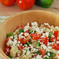 La ensalada rica en proteínas, fresca e hidratante, que puedes preparar en 10 minutos para una cena ligera
