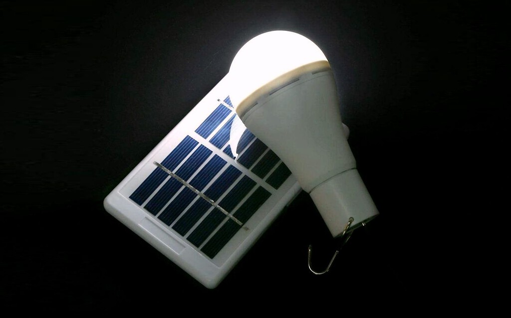 Cómo ahorrar en la factura de la luz usando bombillas LED solares con batería: consejos de uso y modelos recomendados