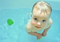 ¿Puedo bañar a mi hijo si está enfermo o le han vacunado?