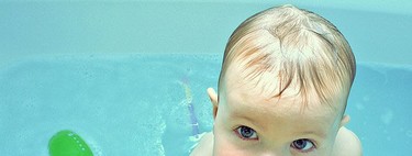 ¿Puedo bañar a mi hijo si está enfermo o le han vacunado?