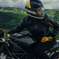 No todo vale. Hay prendas para las mujeres moteras que se están poniendo de moda, y pueden ser peligrosas