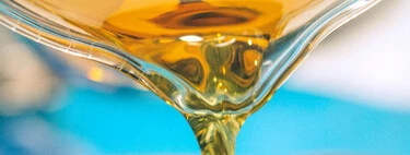 Ni en el fregadero ni en el váter: así es como puedes deshacerte del aceite usado sin manchar ni contaminar  