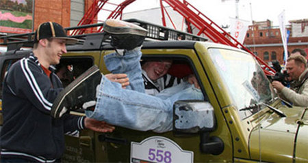 Records polacos: 32 personas en un Jeep Wrangler Unlimited
