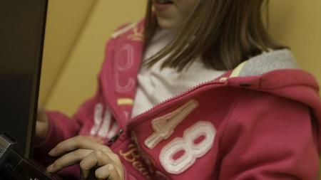 Contactar con desconocidos a través de Internet es una práctica muy arriesgada
