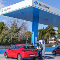 Hoy el precio de la gasolina supera su enésimo récord, pero la propuesta de fijar un techo máximo tiene varios problemas