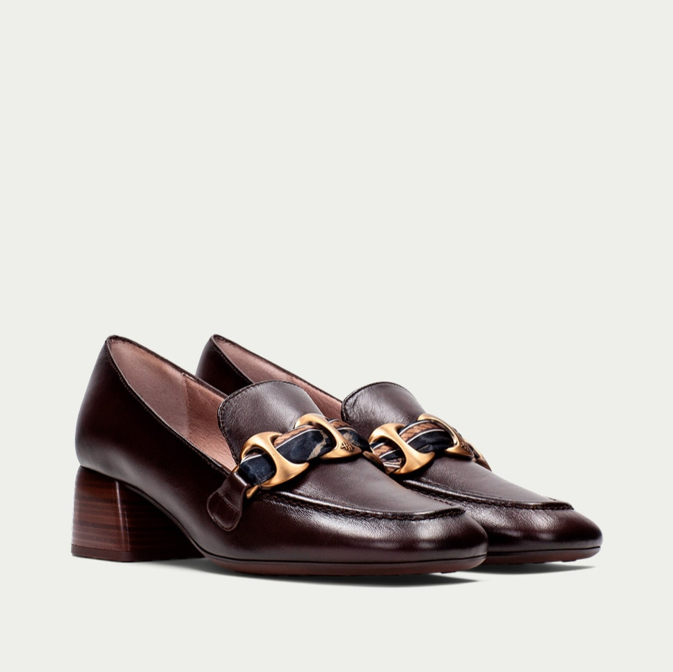 Mocasines de mujer de piel con detalle de cadena - Hispanitas - Marrón